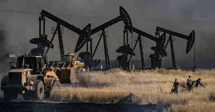 রেকর্ড উচ্চতা থেকে ‘মাইনাস’: দুই দশকে তেলের বাজারে নাটকীয় অস্থিরতা