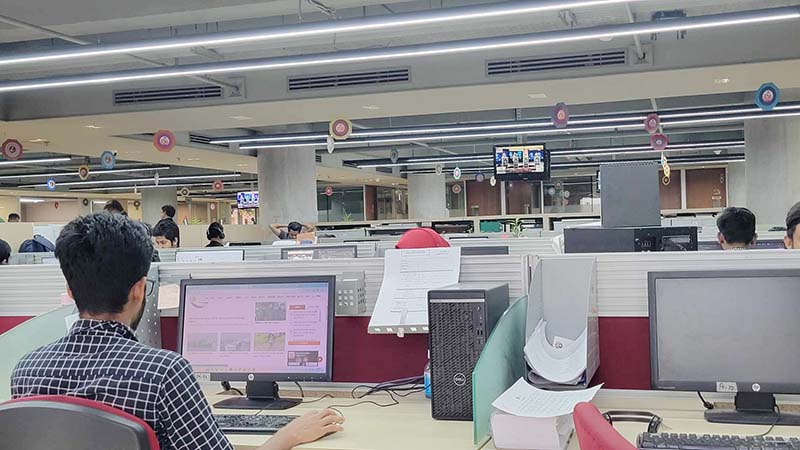 অফিস টাইমের আগে আসায় চাকরি গেলো যে কর্মীর?