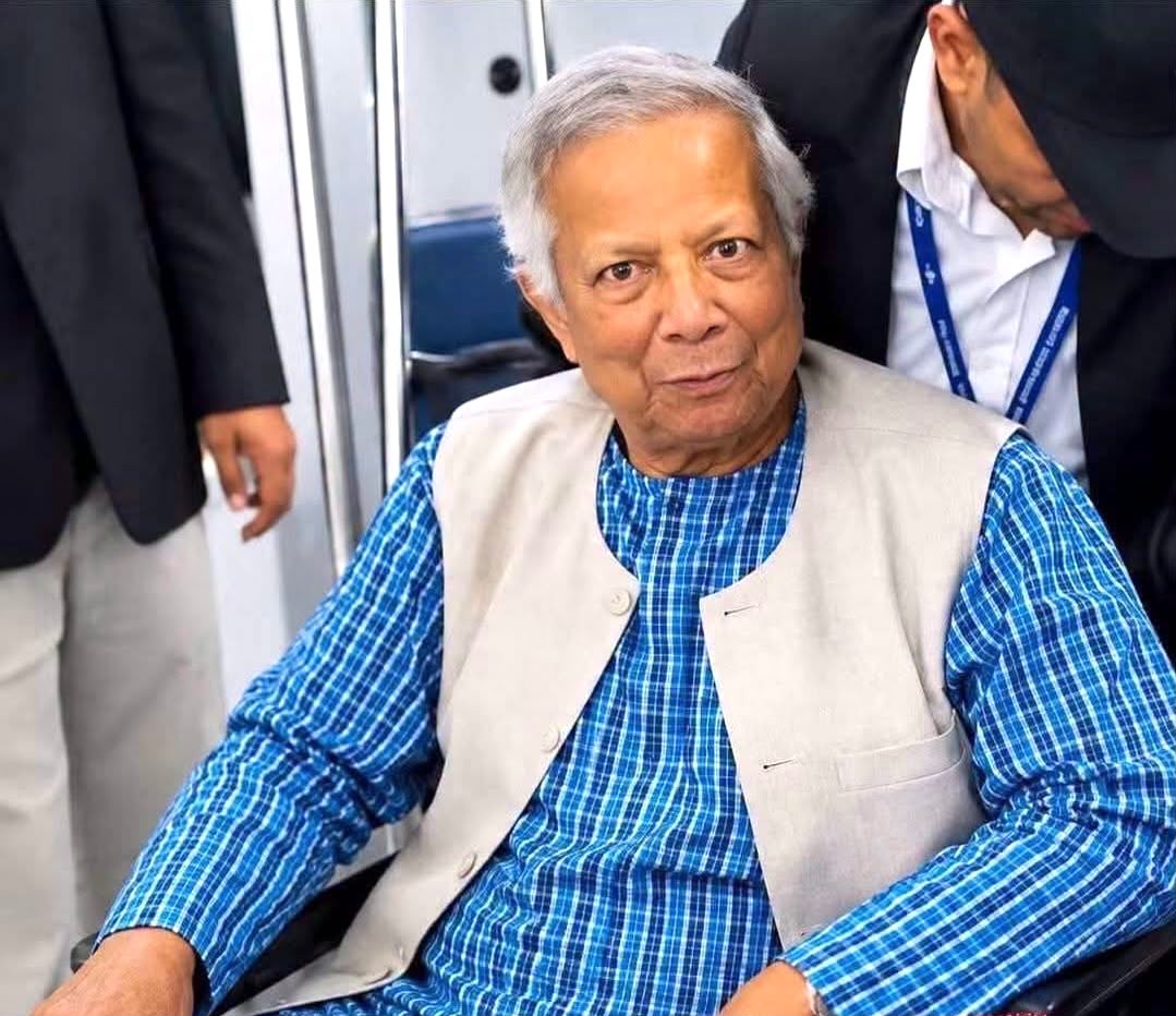 নিউইয়র্কের জেএফকে বিমানবন্দরে ড. ইউনূসকে ঘিরে বিক্ষোভ, প্রবাসীদের তোপের মুখে সাবেক প্রধান উপদেষ্টা: বিমানবন্দরে সাবেক অন্তর্বতী সরকারবিরোধী স্লোগান ও তীব্র সমালোচনা, নিরাপত্তার মধ্য দিয়ে সরিয়ে নেওয়া হয় তাঁকে